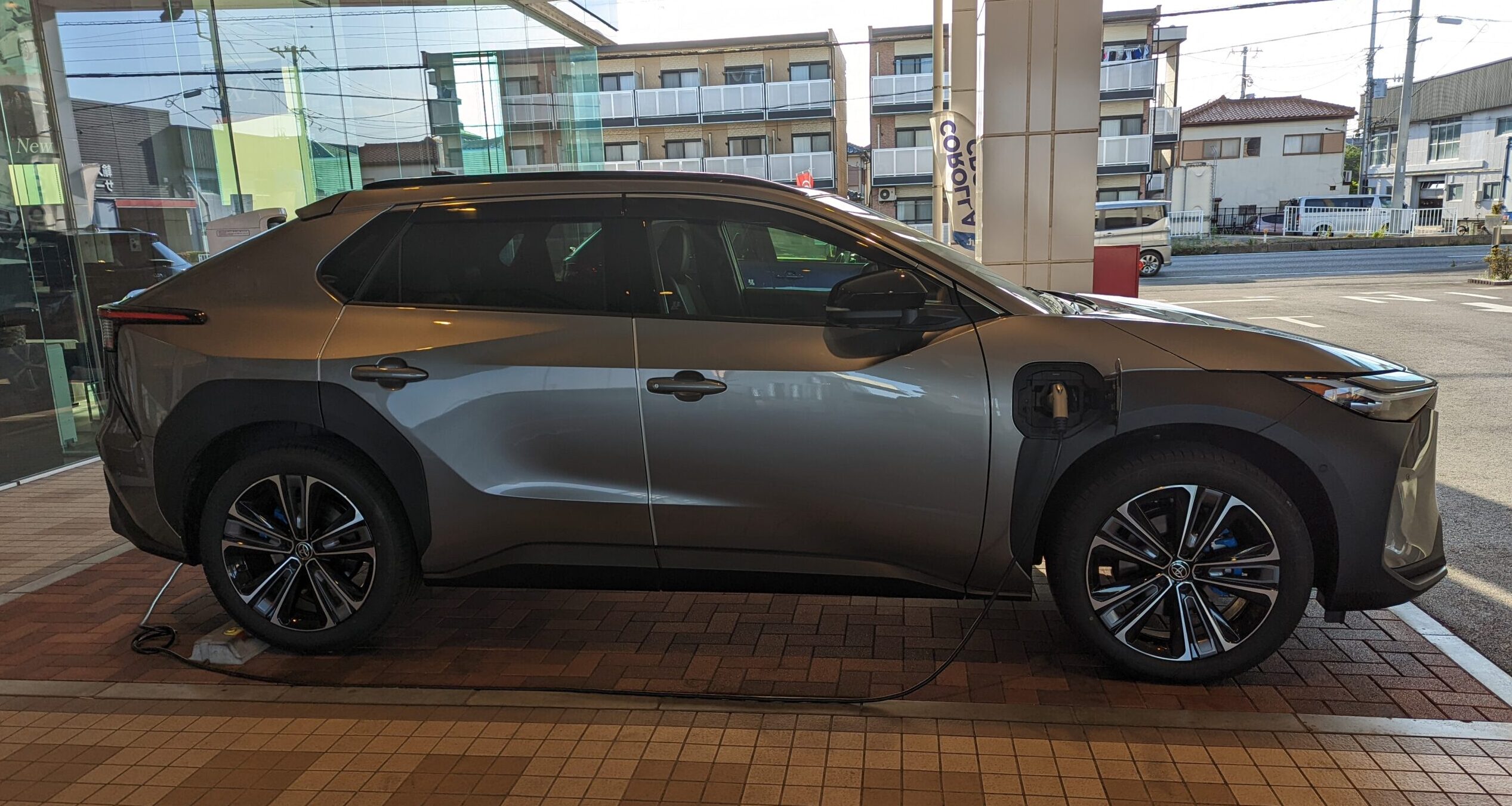TOYOTA bZ4X エレクトリックライフ　ElECTRICLIFE.JP