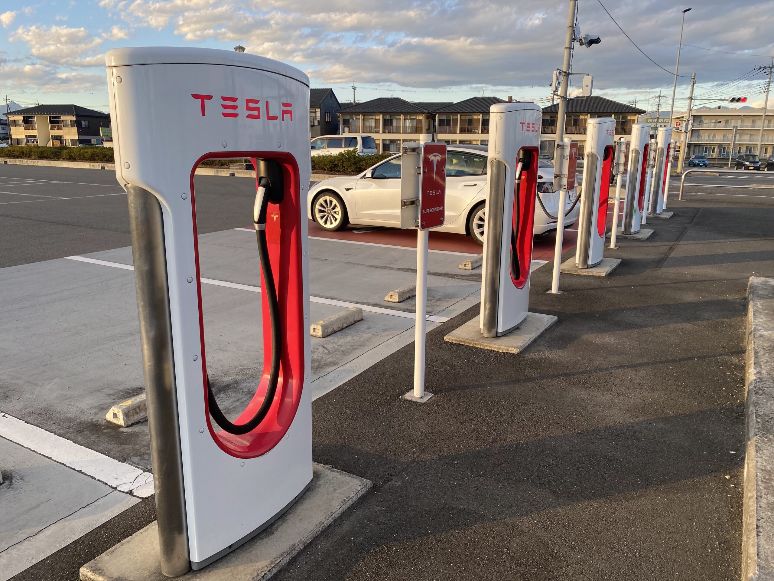 テスラ専用充電器「スーパーチャージャー」ってどんなモノ